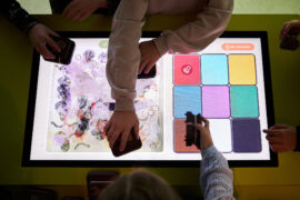 03 | IMMERGRUEN | © GRIMMWELT Kassel | Foto: Nicolas Wefers Kinder stehen an den Stempelstationen und erstellen mit virtuellen Stempeln eigene Figuren.