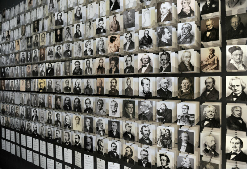 O | ORGANISIERUNG | Foto: Harry Soremski Der Bereich Organisierung in der Ausstellung zeigt Bilder von Briefpartnern der Grimms.