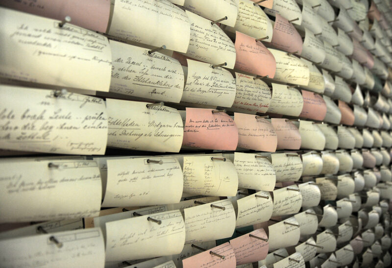 ZETTEL | © GRIMMWELT Kassel | Foto: Harry Soremski 1119 Zettel, die heute in der GRIMMWELT ausgestellt sind und die Arbeitsweise der Grimms darstellen