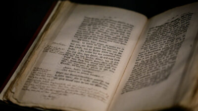 B | BUCH | Detailansicht Kinder- und Hausmärchen | Foto: Sascha Mannel Ein aufgeschlagenes Buch mit handschriftlichen Notizen am Rand.