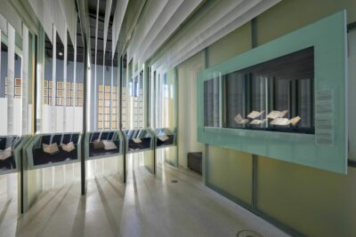 B | BUCH | Foto: Nikolaus Frank Blick auf die Vitrine mit den Erstausgaben der Kinder und Hausmärchen im Bereich BUCH.