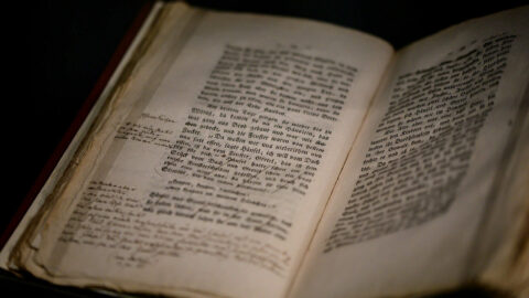 B | BUCH | Detailansicht Kinder- und Hausmärchen | Foto: Sascha Mannel Ein aufgeschlagenes Buch mit handschriftlichen Notizen am Rand.