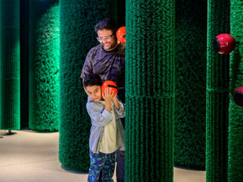 D | DORNENHECKE | Foto: Sascha Mannel Vater und Sohn lauschen den Flüsterblumen im Bereich DORNENHECKE.