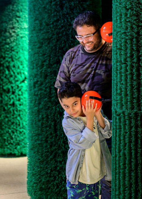 D | DORNENHECKE | Foto: Sascha Mannel Vater und Sohn hören sich Märchen in der Dornenhecke an.