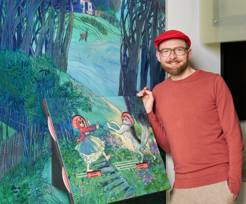 GRIMMWELT | Künstler Markus Lefrancois | Foto: Nicolas Wefers Der Künstler Markus Lefrancois vor der Mitmachstation mit seinen Illustrationen