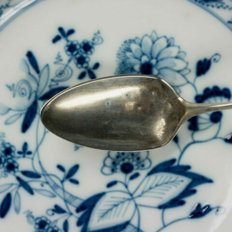 N | NACHLASZ | Foto: Daniel Rothen Löffel und blau geblümter Teller aus dem Nachlass der Grimms.
