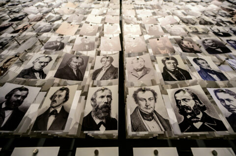 O | ORGANISIERUNG | Foto: Sascha Mannel Abbildung von Personen, die dem Briefnetzwerk der Grimms angehört haben.