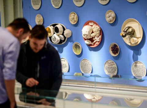 Q | QUITTE | Foto: Sascha Mannel Zwei Männer im Ausstellungsbereich Quitte.