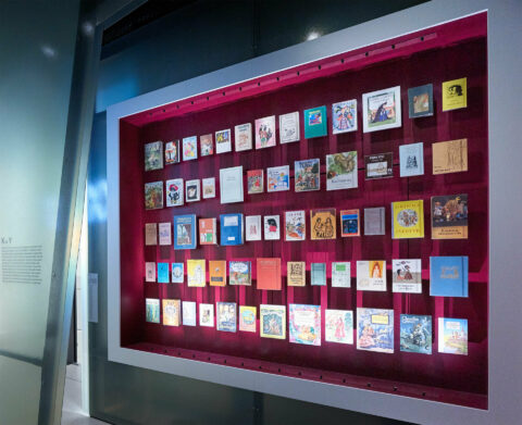 V | VOLKSMÄRCHEN | Foto: Nikolaus Frank Wand in der Ausstellung mit bunten Märchenbüchern.