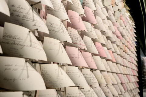 Z | ZETTEL | Foto: Sascha Mannel Belegzettel des Deutschen Wörterbuchs der Grimms hängen an einer Wand.