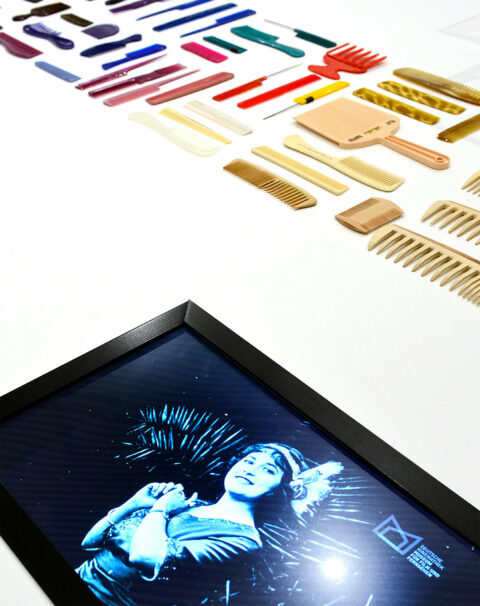 Sonderausstellung | Im Dickicht der Haare | Foto: Harry Soremski Verschiedene bunte Friseur-Utensilien und Laptop-Bildschirm