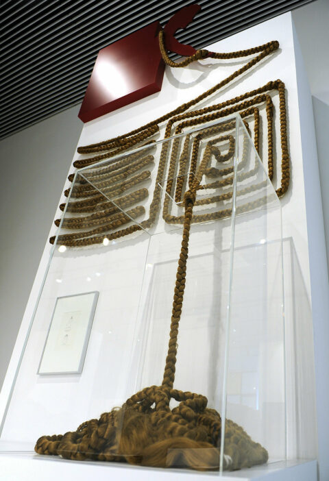 Sonderausstellung - Der 8. Zwerg | Foto: Harry Soremski Der 53 Meter lange Rapunzelzopf des Künstlerehepaars Zobel-Khanous