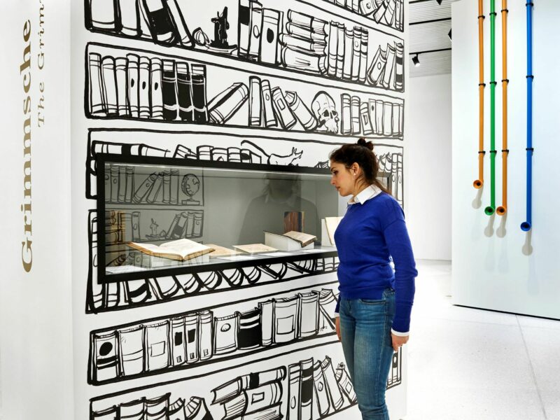 Sonderausstellung - HörenSAGEN | Foto: Tanja Jürgensen Frau schaut sich Bücher an, grimmsche Sagen