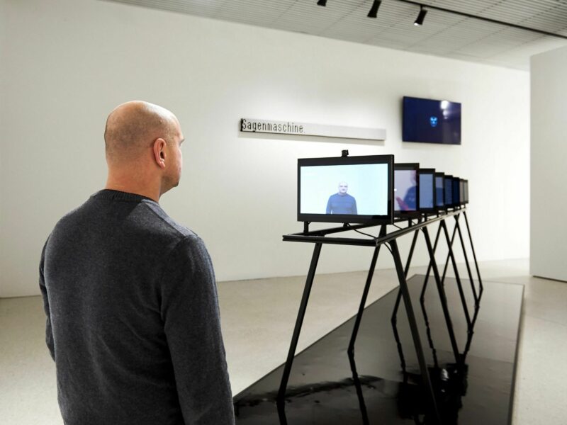 Sonderausstellung - HörenSAGEN | Foto: Tanja Jürgensen Mann schaut sich die Installation "Digitales Erzählen" an