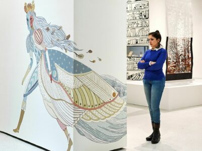 Sonderausstellung - HörenSAGEN | Foto: Tanja Jürgensen Frau in der Ausstellung, schaut sich den Erlkönig an