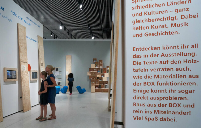 Sonderausstellung | UNBOXING | Foto: Nikolaus Frank Menschen in der Ausstellung.