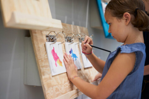 Sonderausstellung | UNBOXING | Foto: Nikolaus Frank Mädchen malt in der Ausstellung