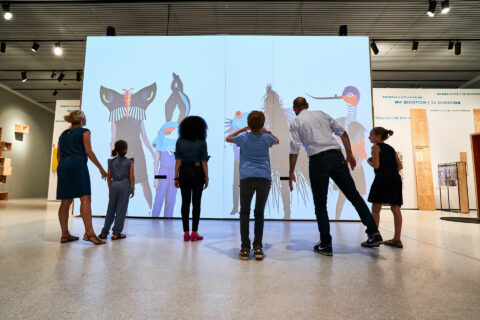 Sonderausstellung | UNBOXING | Foto: Nikolaus Frank Kinder und Erwachsene in der UNBOXING Ausstellung.