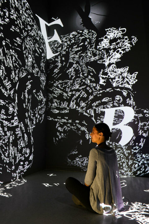 Sonderausstellung - FinsterWald - Frau schaut Ausstellung an | Foto: Nils Klinger Frau sitzt in der Ausstellung