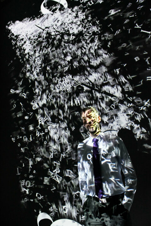 Sonderausstellung - FinsterWald | Foto: Nils Klinger Mann steht im Buchstabenregen