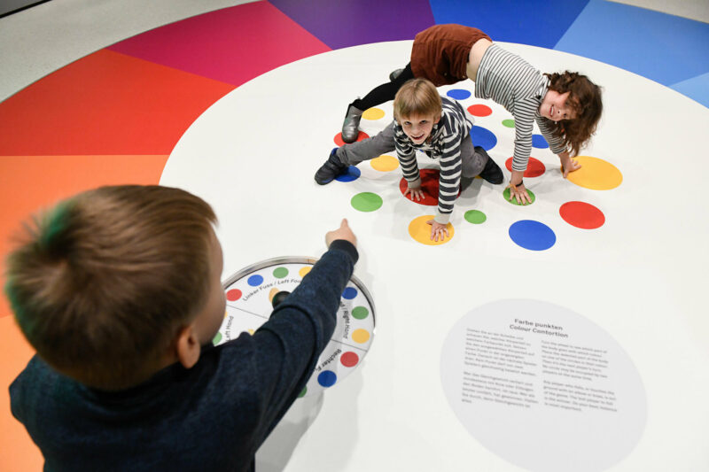 Ausstellung »Rotes Käppchen, blauer Bart« | Farben illustrieren | Foto: Nils Klinger Farben illustrieren nicht nur, sie bilden auch Strukturen, Ordnungen oder Spiel- und Verhaltensregeln ab.