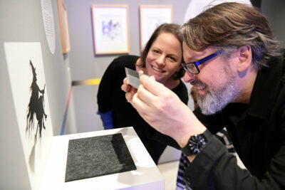 Ausstellung »Rotes Käppchen, blauer Bart« | Forschung | Foto: Nils Klinger Zu der Zeit, als die Brüder Grimm und der Däne Hans Christian Andersen ihre berühmten Märchensammlungen publizierten, erlebte die naturwissenschaftliche Forschung rund um die Physik der Farbe und das menschliche Sehen eine Blütezeit