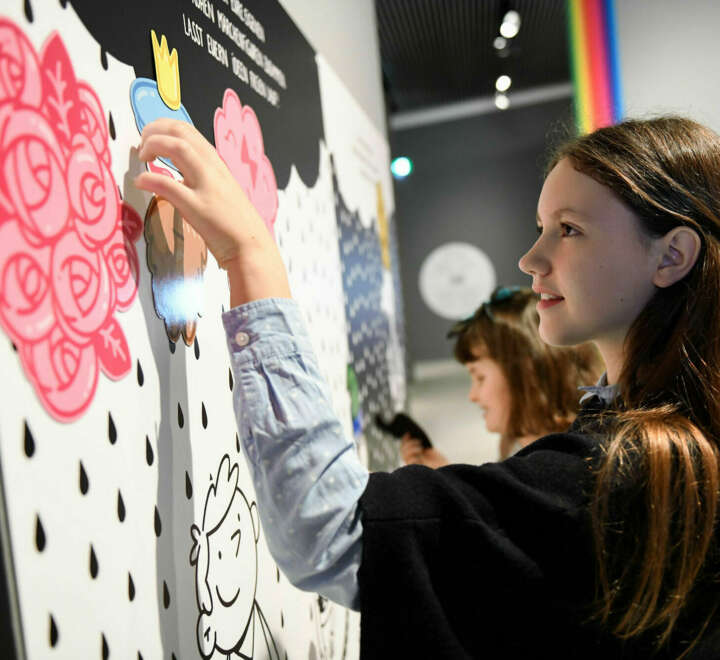 Ausstellung »Rotes Käppchen, blauer Bart« | Magnetwand | Foto: Nils Klinger