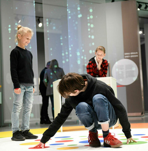 Ausstellung »Rotes Käppchen, blauer Bart« | Magnetwand | Foto: Nils Klinger Die Ausstellung „Rotes Käppchen, blauer Bart“ erkundet den Symbolgehalt von Farben. Mitmachelemente, historische Experimente und zahlreiche farbige Illustrationen entführen in der Welt der Farben und Märchen