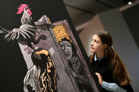 Ausstellung »Rotes Käppchen, blauer Bart« | Faule Marie | Foto: Nils Klinger Schwarz steht im Märchen für Tod und Teufel, Unglück und Verderben, das Böse und Schlechte – die faule Marie wird in Grimms Märchen „Frau Holle“ zur Strafe mit Pech übergossen.