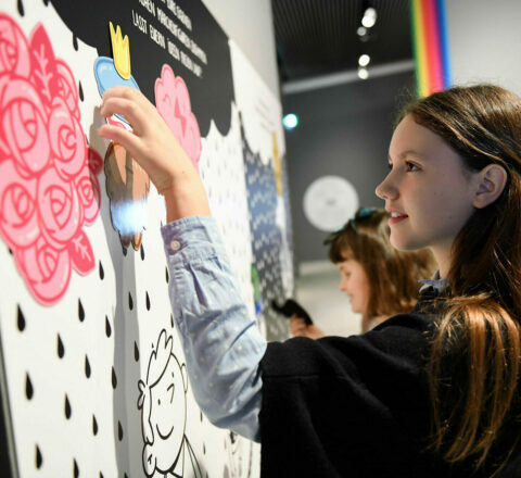 Ausstellung »Rotes Käppchen, blauer Bart« | Magnetwand | Foto: Nils Klinger An der Magnetwand können eigene Märchen und Geschichten mit farbigen Akzenten gestaltet werden.