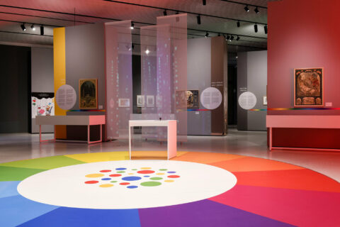 Ausstellung »Rotes Käppchen, blauer Bart« | Märchenhafte Farben | Foto: Nils Klinger Rotes Käppchen, blauer Bart – Märchenhafte Farben und Experimente zeigt die Ausstellung der GRIMMWELT Kassel