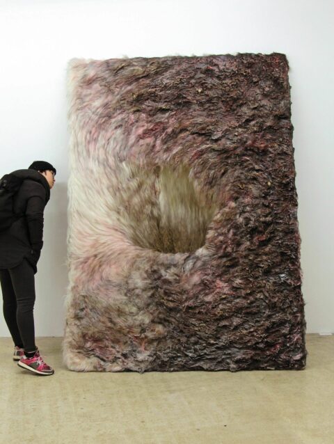 Storytelling | Fadi Aljabour Fadi Aljabour, Breathing Inside Your Guts (2017), Holz, künstliches Fell, Acryl, Sprayfarben, Ölpastel, 230 x 160 x 43 cm, Installationsansicht: Positions Berlin Art Fair, Berlin