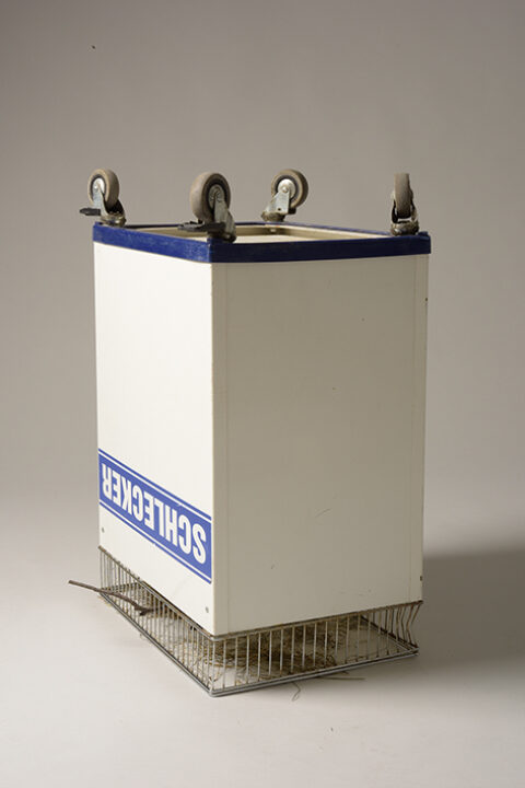 Storytelling | Kurt Fritsche Joshua Gottmans Kurt Fritsche, Joshua Gottmans, Ställchen (2019), Verkaufswagen, Stock, Stroh, elektrische Mechanik, 80 x 54 x 39 cm