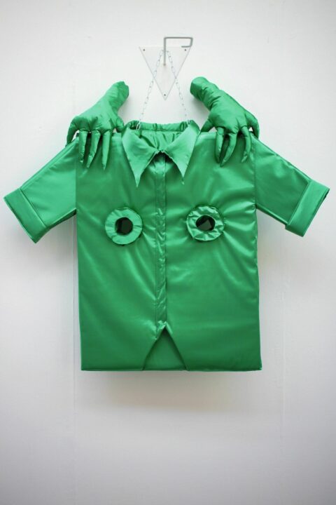 Storytelling | Lucia Mattes, Das Hemd (2019) Das Hemd (2019), Satinstoff, Schaumstoff, Füllwatte, Kette, Draht, Metallaufhängung, 120 x 130 x 30 cm, Ausstellungsansicht Kunstakademie Karlsruhe