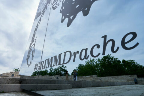 DrachenFels | GRIMMDrache | Foto: Nikolaus Frank Hashtag GRIMMDrache auf dem verspiegelten Fahrstuhl