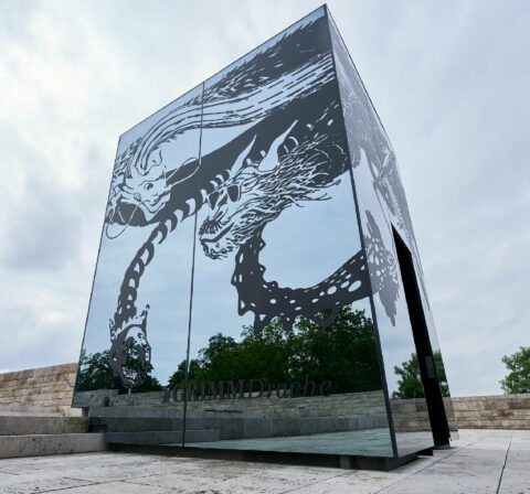 DrachenFels | DrachenKampf | Foto: Nikolaus Frank Siebenköpfiger Drache »Die Anderen« auf dem verspiegelten Fahrstuhl auf dem Dach der GRIMMWELT