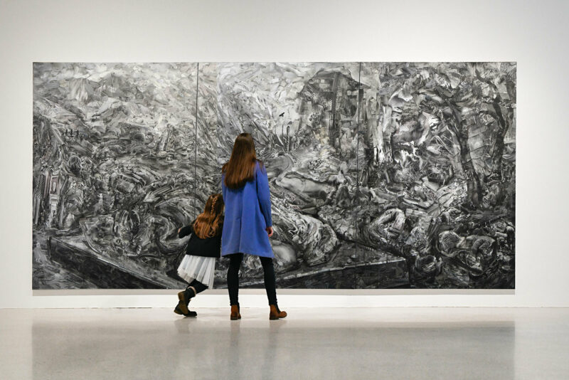 Ausstellung »HOME« - Sabine Hertig | Foto: Nils Klinger Frau und Mädchen vor der großen schwarz-weiss Collage