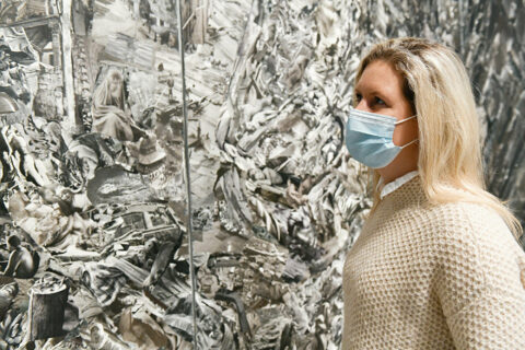 Ausstellung »HOME« - Sabine Hertig | Foto: Nils Klinger Eine Frau schaut sich die Collage in der Sonderausstellung HOME an