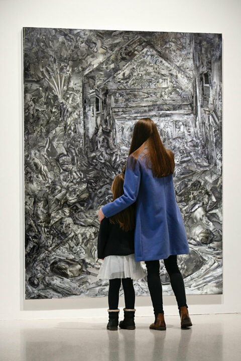 Ausstellung »HOME« - Sabine Hertig | Foto: Nils Klinger Frau und Mädchen stehen vor einer Collage