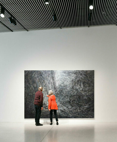 Ausstellung »HOME« - Sabine Hertig | Foto: Nils Klinger 2 personen betrachten eine Collage in der Sonderausstellung