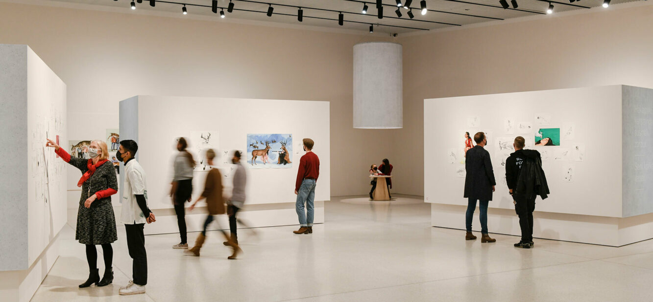 Special exhibition Necla Rüzgar | Visitors in front of the paintings | Photo: Nils Klinger