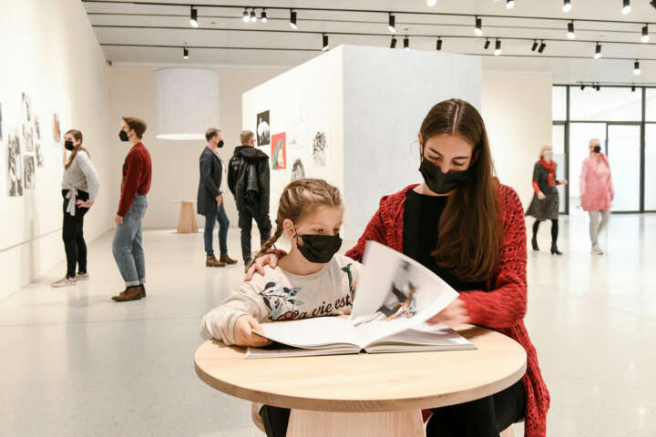 Special exhibition Necla Rüzgar | Mother with child in the special exhibition | Photo: Nils Klinger