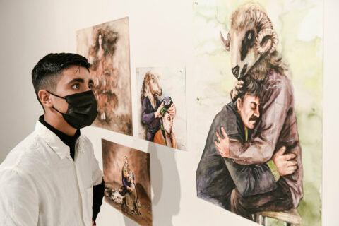 Sonderausstellung Necla Rüzgar | Besucher vor einem Aquarell | Foto: Nils Klinger Ein Mann betrachtet ein Aquarell in der Sonderausstellung.