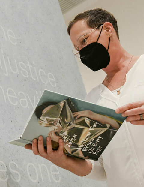 Sonderausstellung Necla Rüzgar | Besucherin mit Publikation | Foto: Nils Klinger Eine Frau sieht sich die Publikation "My Name Was Written On Every Page" in der Sonderausstellung an.