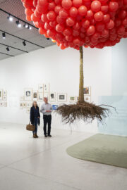 01 | Sonderausstellung unMÖGLICH | Die Magie der Wünsche | Foto: Nicolas Wefers Ein schwebender Baum aus roten Luftballons in der Sonderausstellung