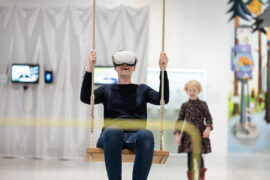 02 | Sonderausstellung unMÖGLICH | Die Magie der Wünsche | Foto: Sascha Mannel Frau auf einer Schaukel in der Sonderausstellung unMÖGLICH