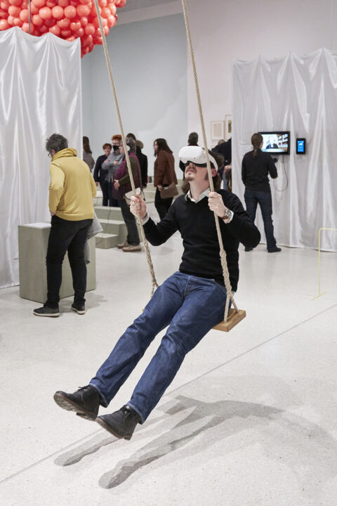 Sonderausstellung unMÖGLICH | Die Magie der Wünsche | Foto: Nicolas Wefers Sonderausstellung unMÖGLIC, Mann schaukelt in der Ausstellung