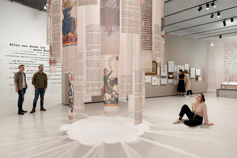 Sonderausstellung AKTE RUMPELSTILZCHEN | Volksgeist | Foto: Nicolas Wefers Viele Besucher und Besucherinnen im Bereich des Volksgeistes in der Sonderausstellung