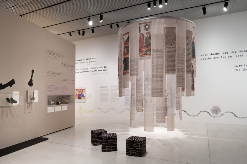 Sonderausstellung Akte Rumpelstilzchen | Volksgeist | Foto: Nicolas Wefers Installation zum Thema Volksgeist