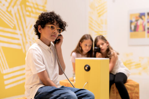 Sonderausstellung AKTE RUMPELSTILZCHEN | Hörstation | Foto: Nicolas Wefers Kinder hören ein Märchen